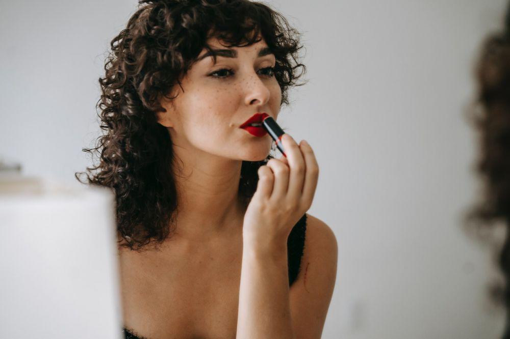 5 Cara Mengaplikasikan Lipstik Burgundy, Hasilnya Jadi Ciamik!