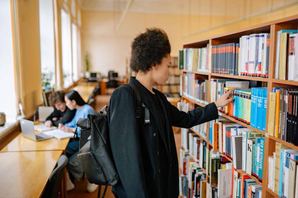 ilustrasi mencari buku di perpustakaan (pexels.com/Yan Krukov)