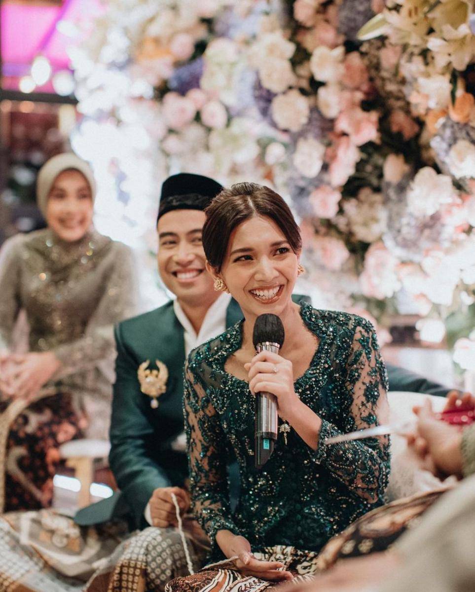 potret kebaya hijau emerald (instagram.com/morden.co)