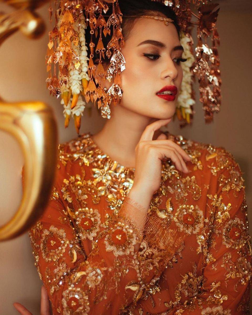 kebaya warna terracota (instagram.com/askyfebrianti)