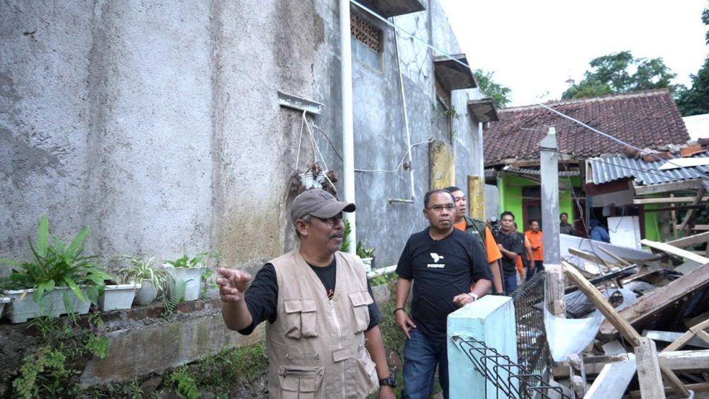 Pos Indonesia melakukan tinjauan ke lokasi warga terdampak (Dok. Pos Indonesia)