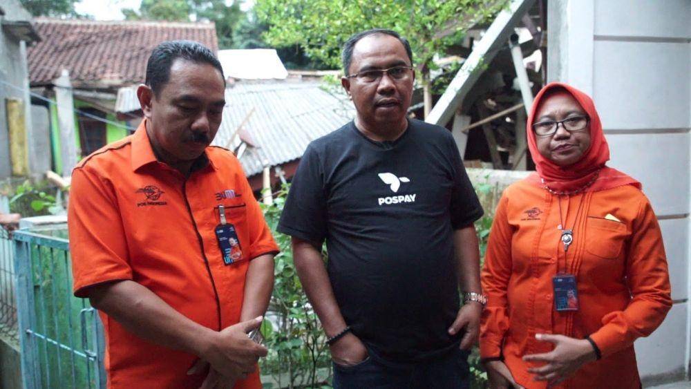 Direktur Bisnis Jasa Keuangan PT Pos Indonesia Haris (Tengah) melakukan tinjauan ke lokasi warga terdampak (Dok. Pos Indonesia)