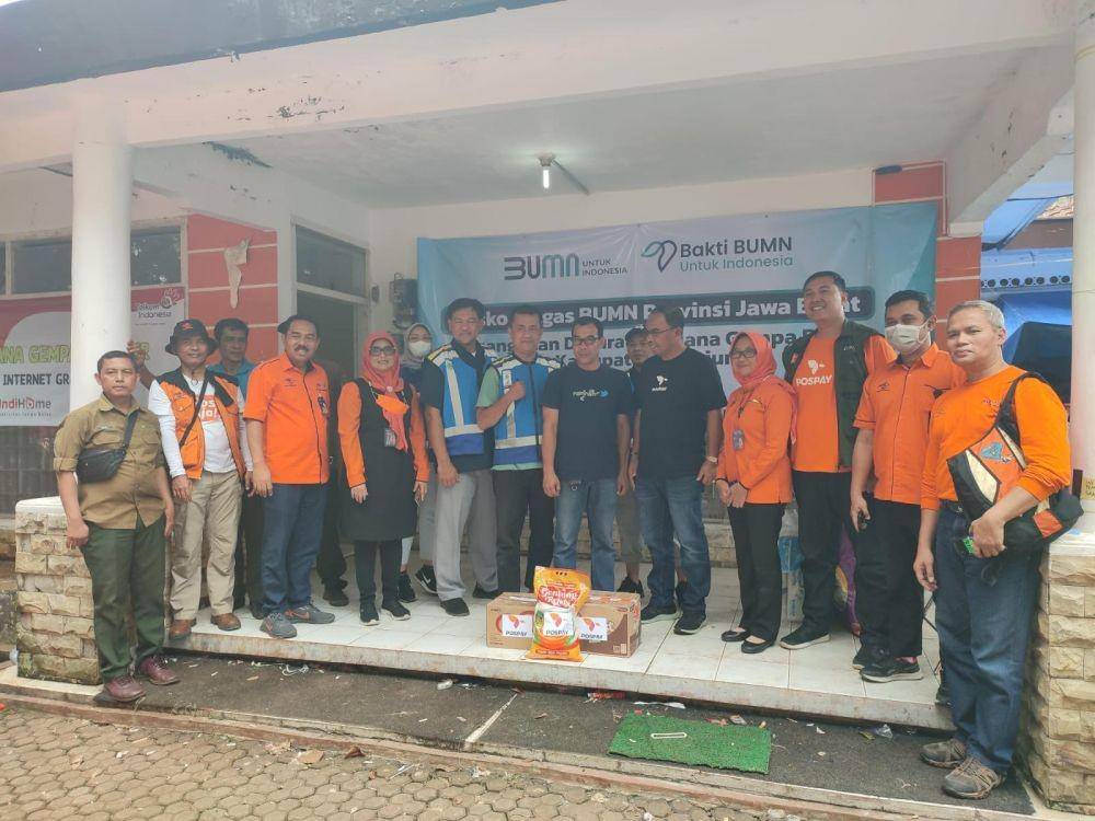 Tim Pos Indonesia menyalurkan bantuan di Kantor Pos (Dok. Pos Indonesia)
