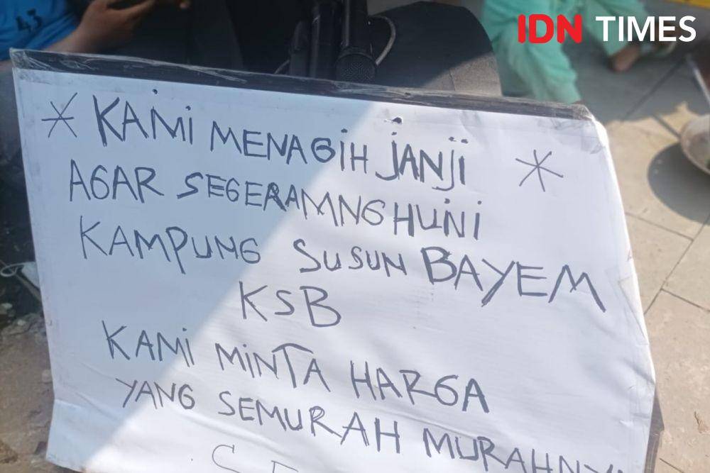 Warga Kampung Bayam dirikan tenda di depan Balai Kota DKI Jakarta meminta janji tinggal di Kampung Susun Bayam pada Kamis (1/12/2022). (IDN Times/Dini Suciatiningrum)