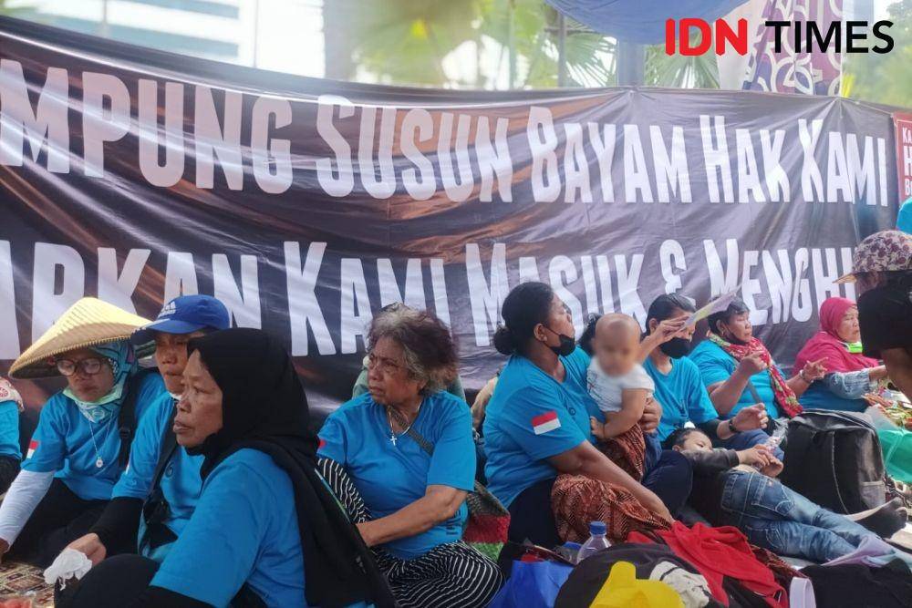 Warga Kampung Bayam dirikan tenda di depan Balai Kota DKI Jakarta meminta janji tinggal di Kampung Susun Bayam pada Kamis (1/12/2022). (IDN Times/Dini Suciatiningrum)