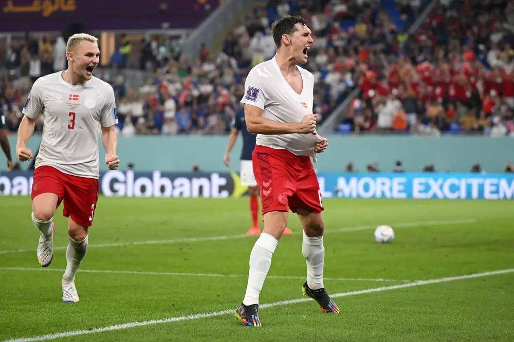 Andreas Christensen (kanan) mencetak satu-satunya gol Denmark di Piala Dunia 2022. (fifa.com)