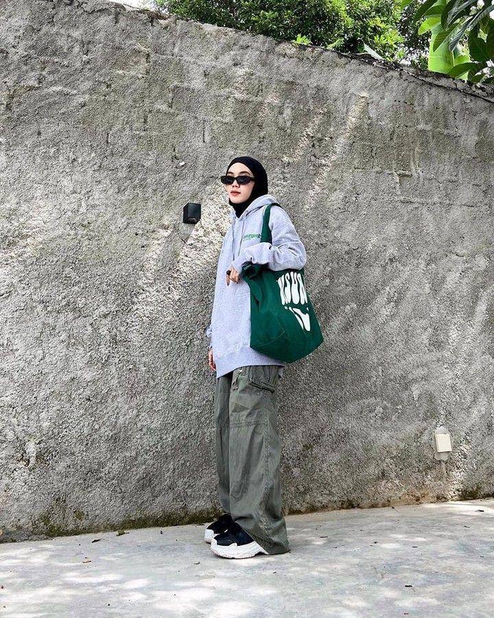 inspirasi mix and match outfit hijab dengan celana cargo (instgaram.com/dna.slvia)
