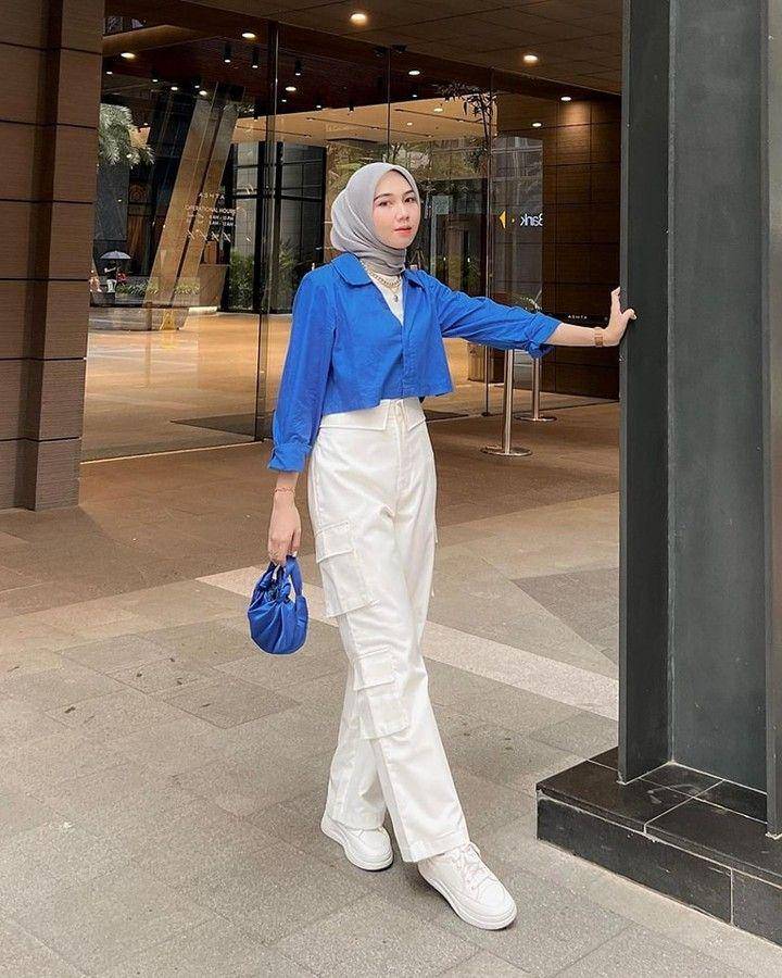 inspirasi mix and match outfit hijab dengan celana cargo (instgaram.com/azizahlimi)