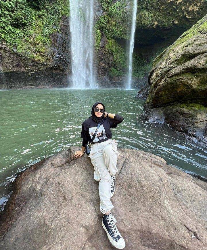 inspirasi mix and match outfit hijab dengan celana cargo (instgaram.com/dillayyss2 )