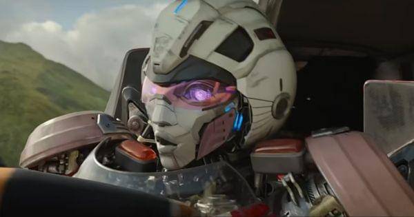 Arcee melihat rudal yang lewat di hadapannya( Dok. Paramount Pictures / Transformers: Rise of The Beasts )