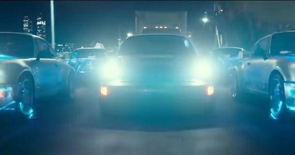 Hologram mobil bermunculan saat polisi mengejar sesosok Aotobots ( Dok. Paramount Pictures / Transformers: Rise of The Beasts )