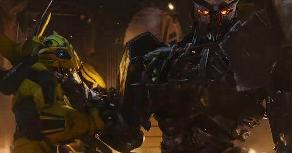 Bumblebee dicekik Scourge ( Dok. Paramount Pictures / Transformers: Rise of The Beasts )