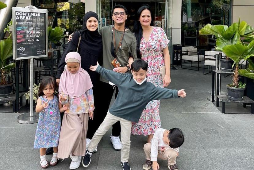 10 Potret Donna Harun dan Empat Cucu, Terbaru Habis Hangout Bareng!