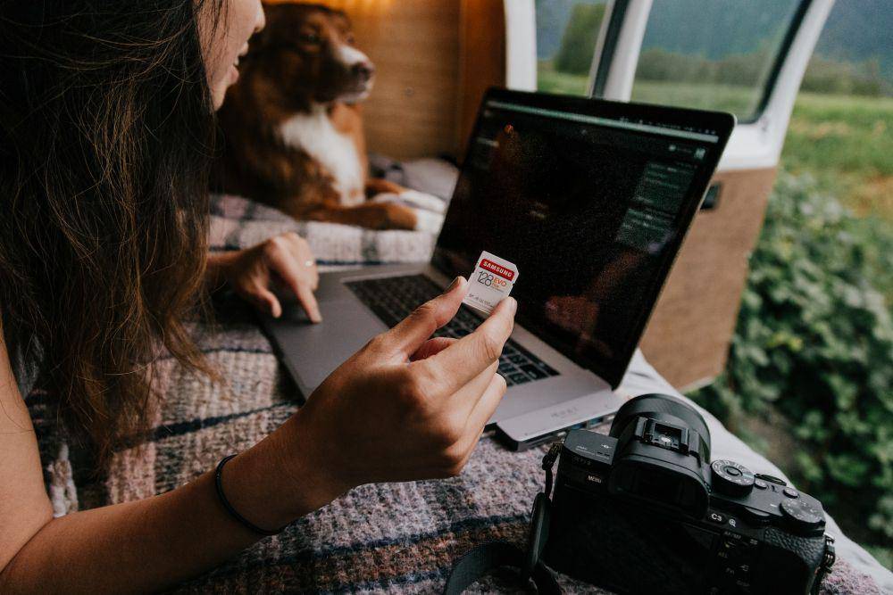 ilustrasi pengguna kartu memori untuk perangkat elektronik (unsplash.com/Samsung Memory)