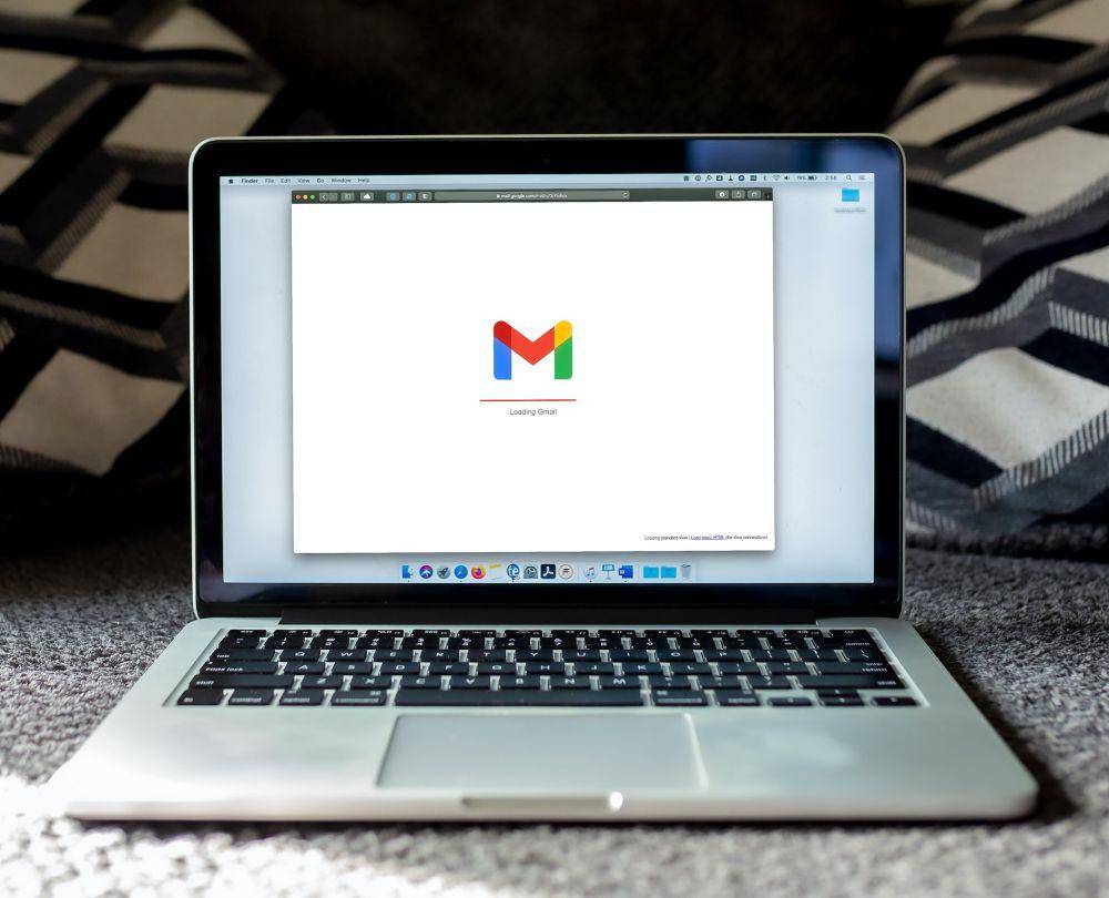 ilustrasi membuka akun Gmail di laptop (unsplash.com/Solen Feyissa)