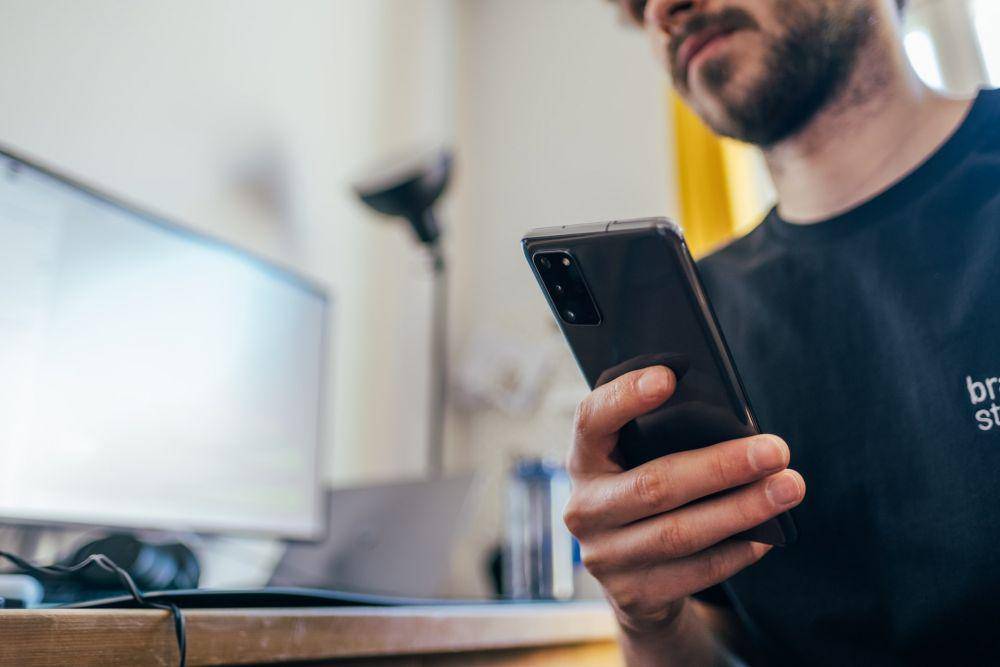 ilustrasi menggunakan smartphone (unsplash.com/Jonas Leupe)