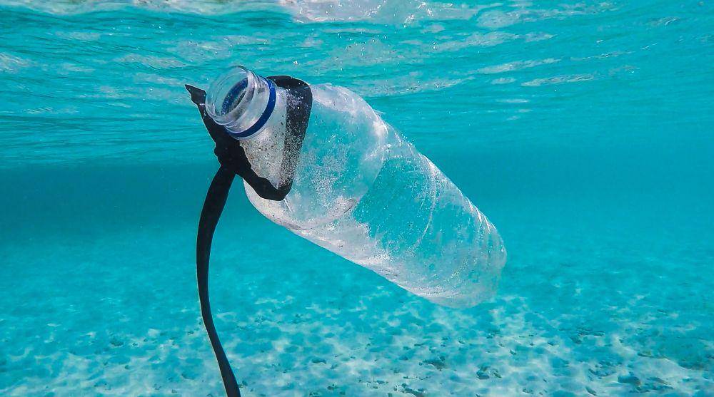 Ilustrasi sampah plastik di laut | Unsplash