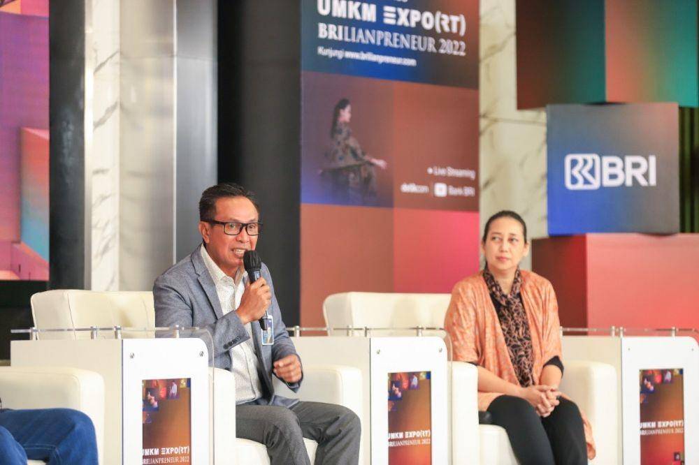 Direktur Utama BRI Sunarso bersama Direktur Bisnis Kecil dan Menengah BRI Amam Sukriyanto, Direktur Bisnis Mikro BRI Supari, Direktur Bisnis Konsumer Handayani, Diana Nazir sebagai Kurator Brilianpreneur 2022 dan Ade Soelistyowati sebagai Owner CV. Gemilang Inovasi selaku perwakilan peserta UMKM EXPO(RT) BRILIANPRENEUR saat menghadiri jumpa pers, Jumat (2/12). (Dok. BRI) 