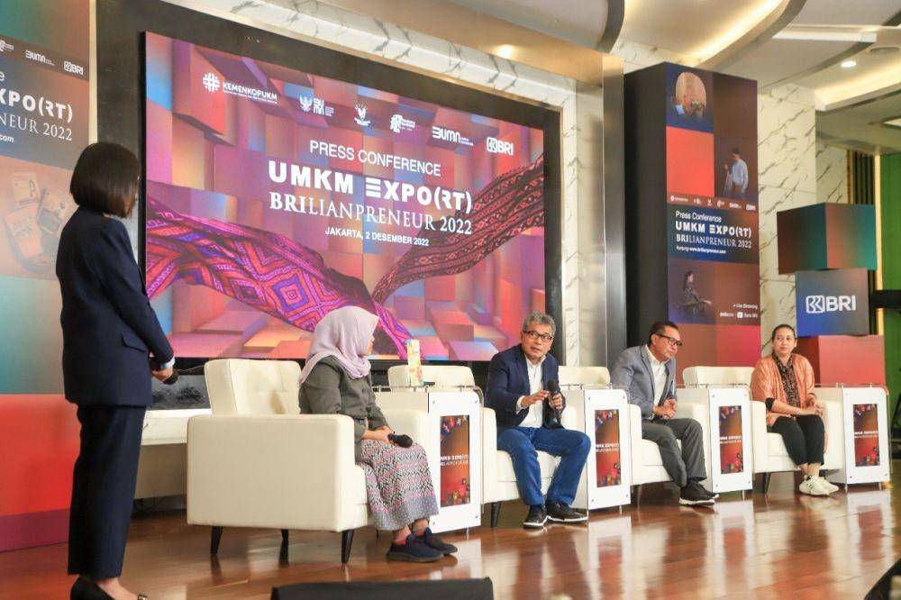 Direktur Utama BRI Sunarso bersama Direktur Bisnis Kecil dan Menengah BRI Amam Sukriyanto, Direktur Bisnis Mikro BRI Supari, Direktur Bisnis Konsumer Handayani, Diana Nazir sebagai Kurator Brilianpreneur 2022 dan Ade Soelistyowati sebagai Owner CV. Gemilang Inovasi selaku perwakilan peserta UMKM EXPO(RT) BRILIANPRENEUR saat menghadiri jumpa pers, Jumat (2/12). (Dok. BRI) 