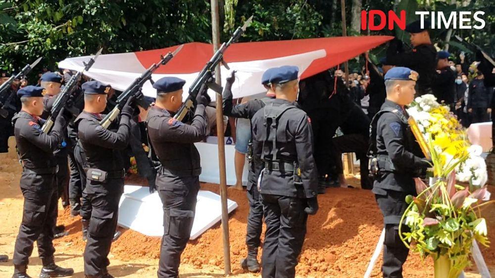 Jenazah Bripda Gilang Dimakamkan Kedinasan, Isak Tangis Keluarga Pecah