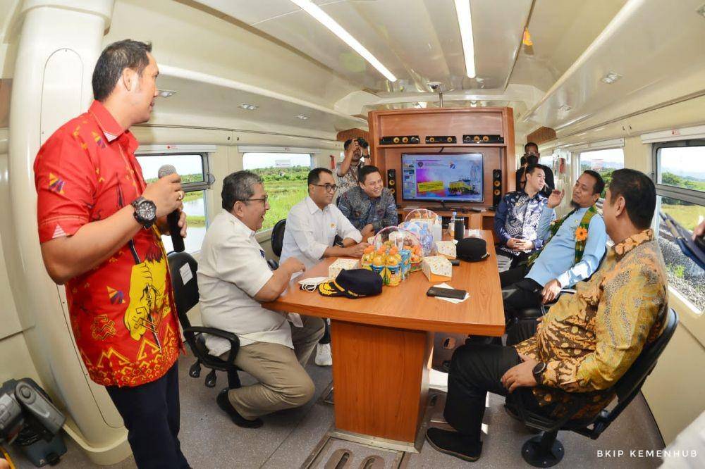 Menteri Perhubungan Budi Karya Sumadi saat menjajal kereta api jalur Pangkep-Maros, Jumat (2/12/2022). Dok. Kemenhub
