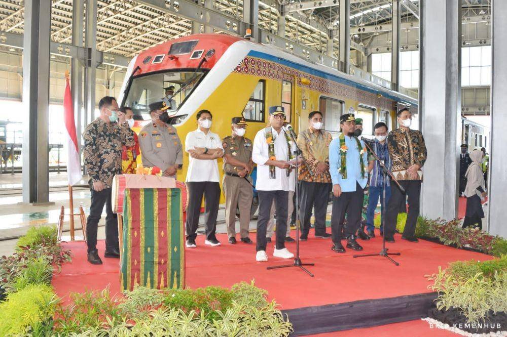Menteri Perhubungan Budi Karya Sumadi (tengah) di sela pengoperasian terbatas kereta api di Sulsel. (Dok. Kemenhub)