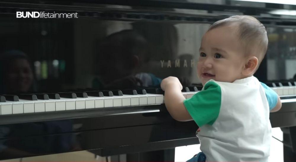 9 Potret Rayyanza Bermain Piano, Gemasnya Gak Ada Lawan!