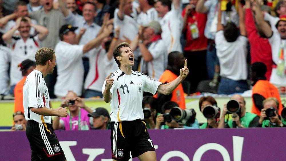 Selebrasi Miroslav Klose setelah mencetak gol pada Piala Dunia 2010. (twitter.com/dfb_team)