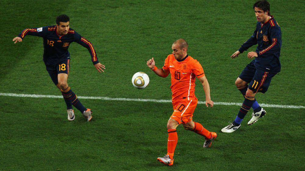 Aksi Wesley Sneijder pada pertandingan Piala Dunia 2010 melawan Spanyol. (twitter.com/fifaworldcup)