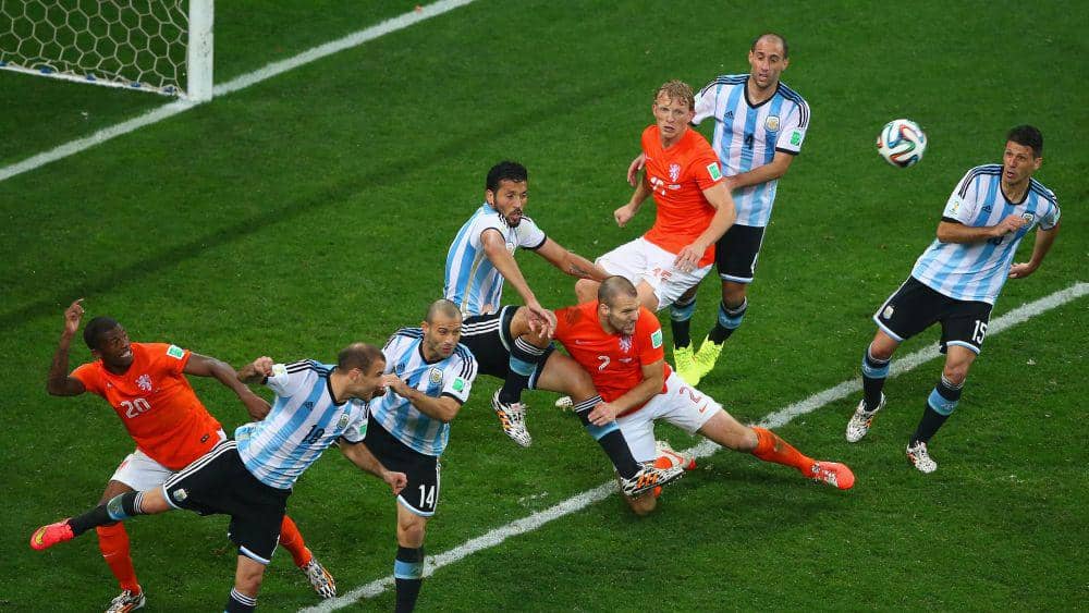 Belanda kalah 2-4 setelah adu penalti dengan Argentina pada semifinal Piala Dunia 2014 Brasil. (fifa.com)