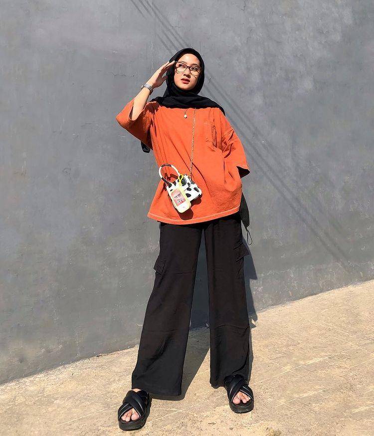 inspirasi mix and match outfit berhijab dengan celana cargo (instgaram.com/aqillahjd)