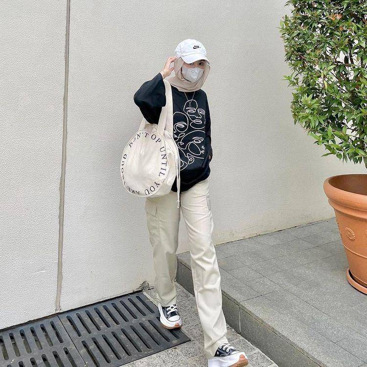 inspirasi mix and match outfit berhijab dengan celana cargo (instgaram.com/nolaclr.a)