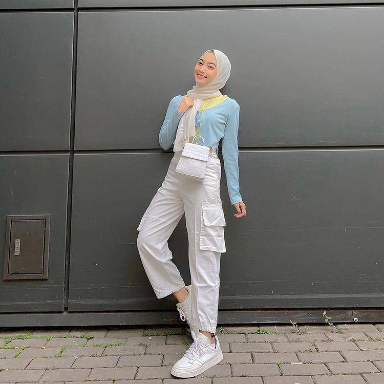 inspirasi mix and match outfit berhijab dengan celana cargo (instgaram.com/alamandaptrr)