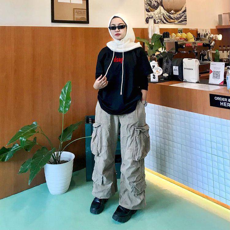 inspirasi mix and match outfit berhijab dengan celana cargo (instgaram.com/deyayaa.a)
