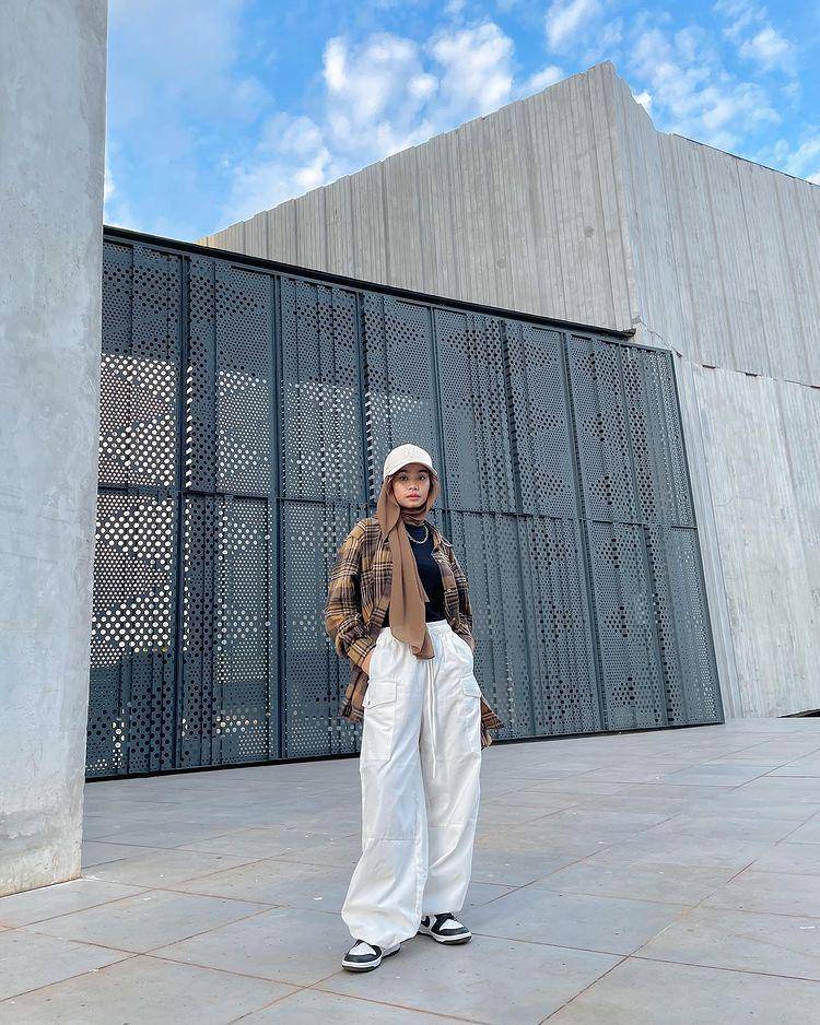 inspirasi mix and match outfit berhijab dengan celana cargo (instgaram.com/nolaclr.a)