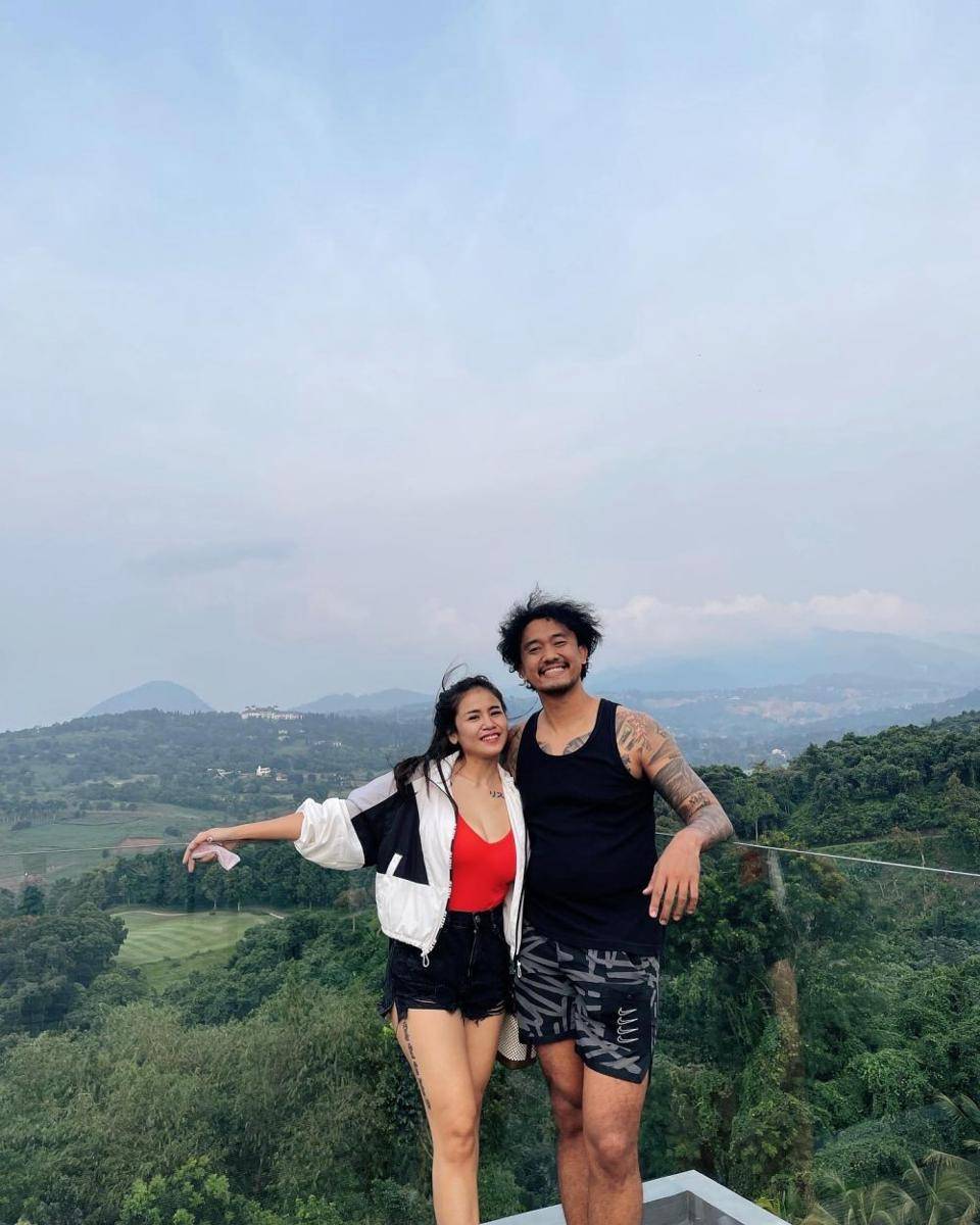 OOTD couple ala Kartika Wijaksana dan Uus (instagram.com/kartikawijaksana)