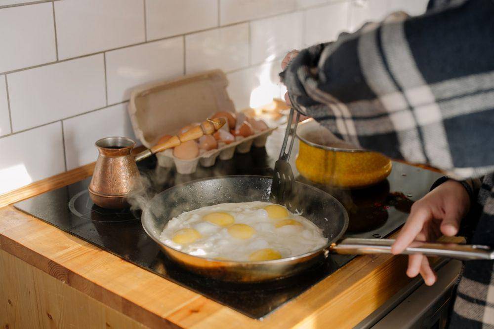 ilustrasi memasak telur (pexels.com/cottonbro studio)