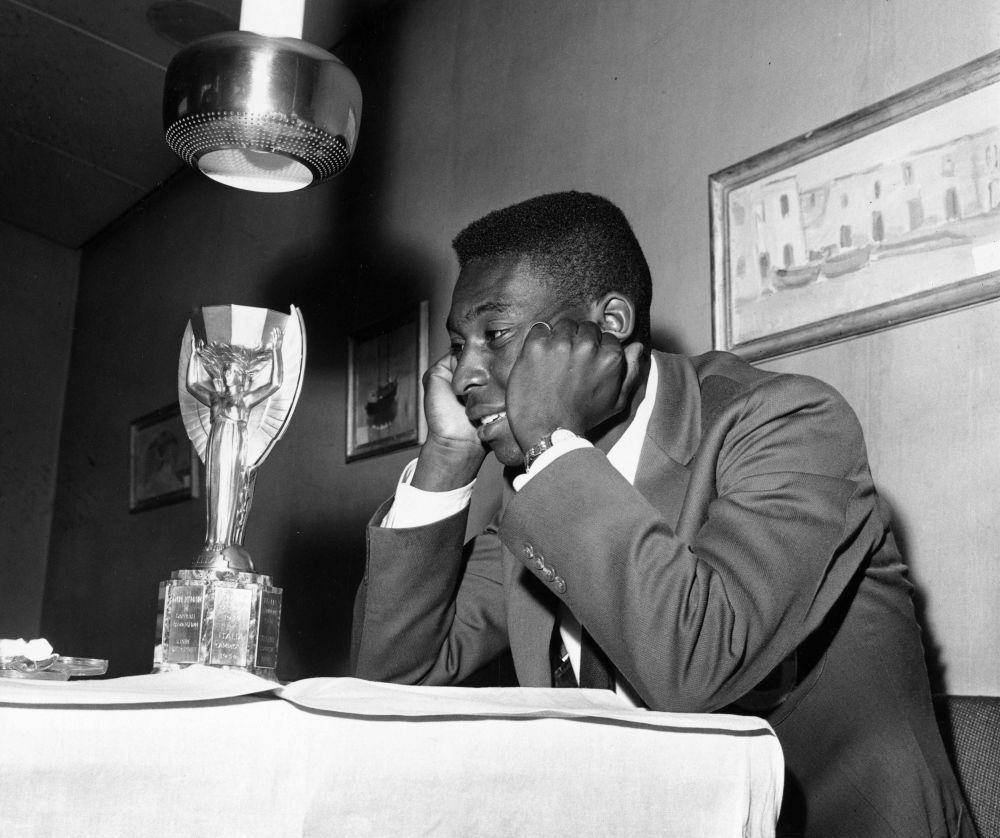 Pele tak mampu selamatkan Brasil dari kekalahan melawan Hungaria pada fase grup Piala Dunia 1966. (twitter.com/FIFAWorldCup)