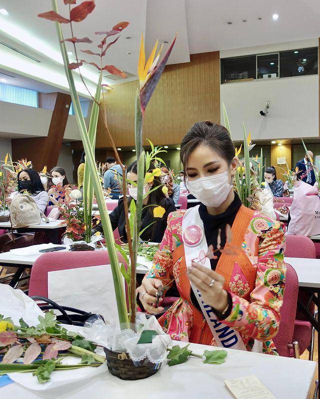 Potret Finalis Miss International 2022 Saat Belajar Ikebana (Instagram.com/tavee_ruechanok)