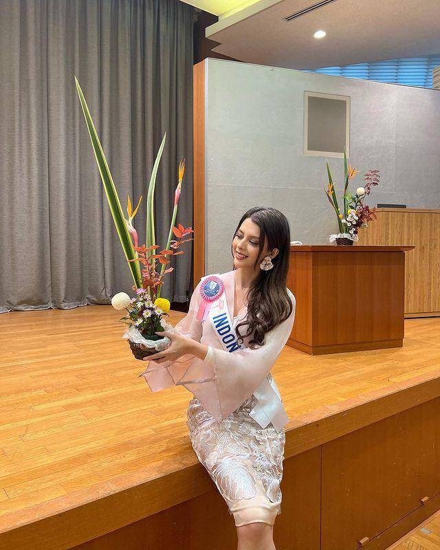 Potret Finalis Miss International 2022 Saat Belajar Ikebana (Instagram.com/cindymaymcguire)