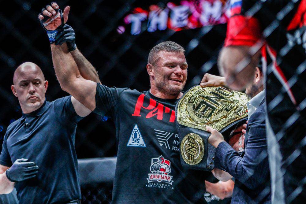 Anatoly Malykhin mengalahkan Reinier de Ridder dan merebut sabuk ONE Light Heavyweight. (dok. ONE Championship)