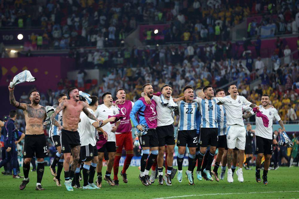 Selebrasi Argentina usai mengalahkan Australia untuk melaju ke perempat final Piala Dunia 2022, Minggu dini hari WIB (4/12/2022). (twitter.com/FIFAWorldCup).