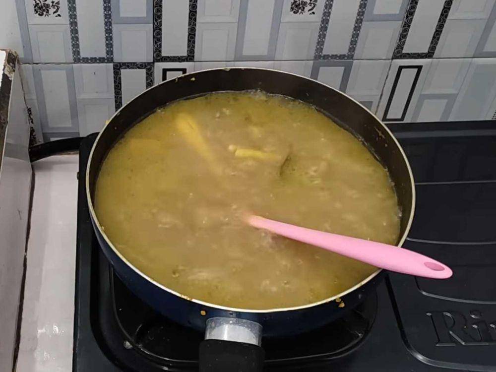 Memasak kuah soto madura (youtube.com/wan noor)