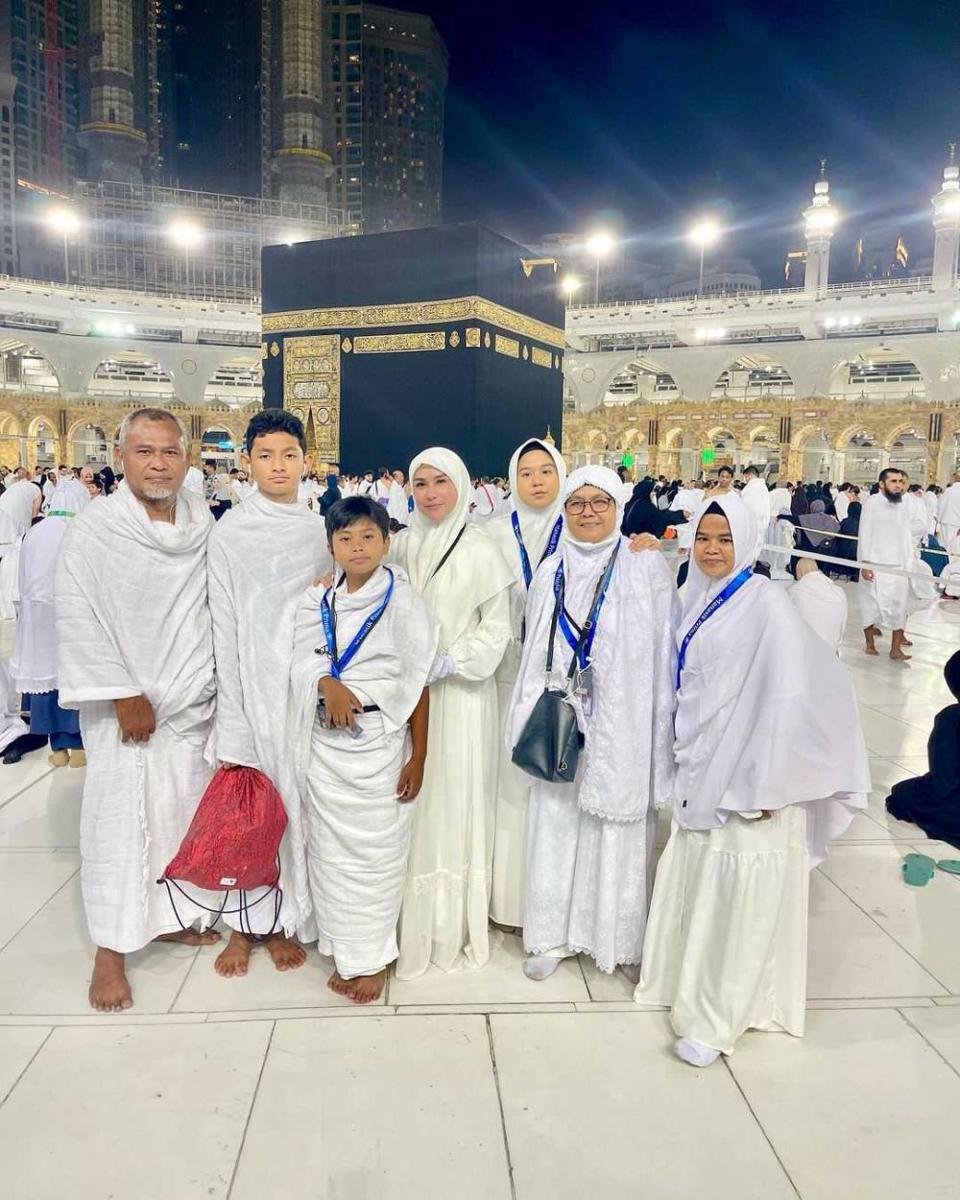 10 Potret Bebizie saat Umrah Bareng Keluarga Kecil, Teduh!