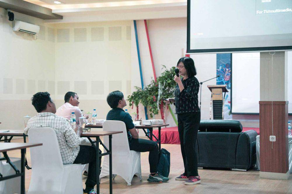 Uni Lubis berdiskusi dengan peserta di acara Pelatihan Jurnalistik dan Content Creator IDN Times-Inalum (dok.IDNTimes/Dayu Yudana/bt)