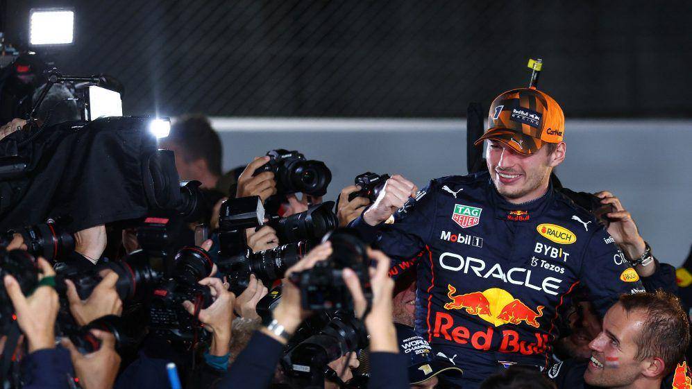 Max Verstappen diarak setelah mengunci gelar juara dunia di GP Jepang 2022. (formula1.com)