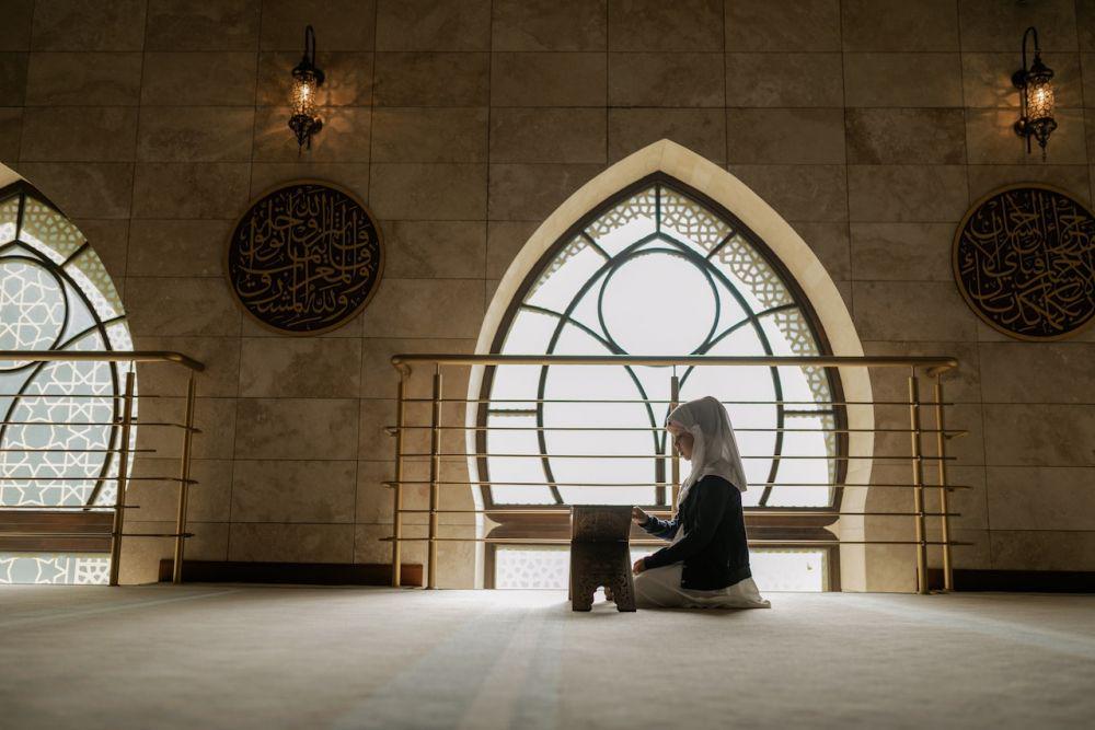 ilustrasi wanita duduk di masjid(pexels.com/Alena Darmel)