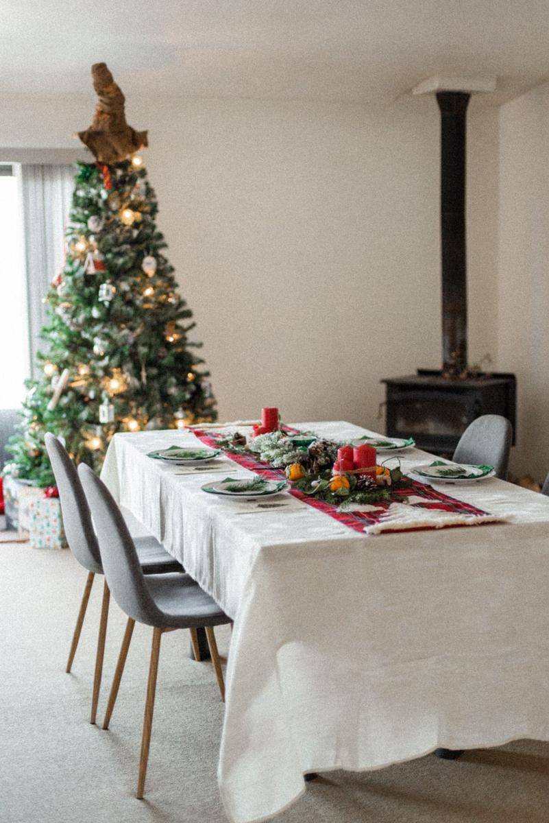 ide dekorasi meja makan untuk perayaan Natal (pexels.com/ArtHouse Studio)