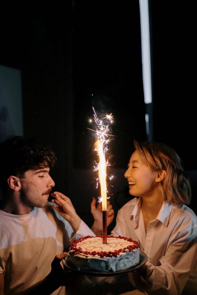 ilustrasi pasangan sedang menikmati momen bersama (pexels.com/cottonbro studio)