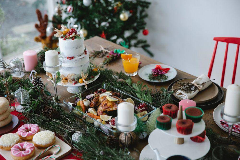 ide dekorasi meja makan untuk perayaan Natal (pexels.com/Tim Douglas)